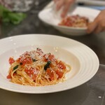 OSTERIA IL SOLE - フレッシュトマトのスパゲッティ　リコッタサラータチーズがけ（ランチ）