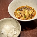 中華寝台 - ■麻婆豆腐（追加）
      ザ・王道！な麻婆豆腐。インパクトある刺激がたまりませんね。
      もちろん、ここでもひと口ごはん投与！
      最高の麻婆丼です♪