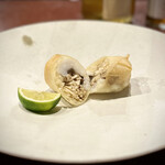 中華寝台 - ■鱧と松茸の春巻き
      完全に土瓶蒸しオマージュですね(^^)
      酢橘も搾って、じんわりと優しい味わいの春巻き。