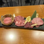 Oosaka Yakiniku Mahoro - タン5種食べ比べ