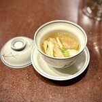 中華寝台 - ■薬膳スープ（白舞茸・衣笠茸・ときいろ平茸）
      薬膳らしい滋味がありつつも、多種のキノコで味わい深い。美味しい〜♪