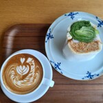 NICOLAO Coffee and Sandwich - カフェラテ＆パン・ド・ミ（マッサマンカレー）