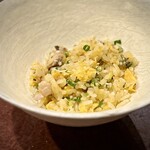 中華寝台 - ■秋刀魚チャーハン
      風味が良くなりますよね。美味しい！
      もう今後、昔のような太った秋刀魚は戻ってこないと言われる中、貴重品です。