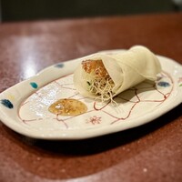 中華寝台 - ■北京ダック（梅ソース）
                いつもは追加オーダー用のメニューですが、今回はスタメンに。
                皮だけいただくなんて、ダックちゃんに申し訳なさ過ぎて普段はいただかないのですが、やっぱりパリパリと美味しいです。