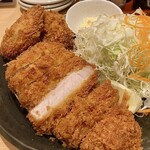 Tonkatsu Kagurazaka Sakura - レギュラーのカツ(140g)よりちょっと小さい(125g)のロースカツと、大粒の牡蠣フライが2個付いています♪