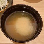 Tonkatsu Kagurazaka Sakura - シジミ汁　小粒のシジミなので宍道湖産だと思います。100円追加で豚汁に変更可。