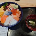 小松水産の海鮮丼 - おまかせチラシ