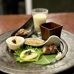 Chainizu Beddo - ■前菜の盛り合わせ（ピータン、ガンスー※干し豆腐、くらげ、焼豚、帆立、墨烏賊、よだれ鶏）
                        ピータンはあまり得意でない私。こちらのそれは、おかわりしてもいいぐらい(^^)
