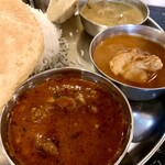 南インド料理店 ボーディセナ - ペッパーマトンカレー、ポンディシェリチキン、ボンベイバジ。