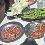 Taishuu Jingisukan Sakaba Ramuchan - お通しの枝豆と追加したキャベツ、「塩〆熟成上肩ロース」、「漬け込み肩ロース」
