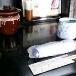 串膳 - カウンターのソースとおしぼり＆お茶