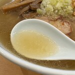 らぁ麺 すぎ本 - ほんのり貝出汁香る美しい清湯スープ。鶏や魚介の多層的な旨味をまとめ上げるキリッとした塩ダレはカドのないまろやか仕立て