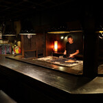 Robataya Tsurukichi - 2名掛けの席が5つ、目の前の炉端で炙られる海鮮の香りがいっそう食欲をそそられます！