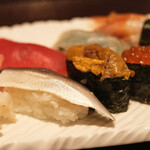 Hanaya Yohei - 特上華屋寿司8貫 1309円 の本まぐろ中とろ、まぐろ、国産真鯛、有頭えび、つぶ貝、こはだ、うに、いくら