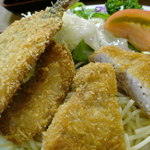 たばら食堂 - アジフライ　ミニ豚カツ　白身フライ　その下にはパスタ