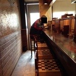 中屋 - 201310　中屋　店内（座席より右回り）⇒