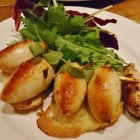 CICADA - プロシュートとハーブを詰めたカラマリのロースト