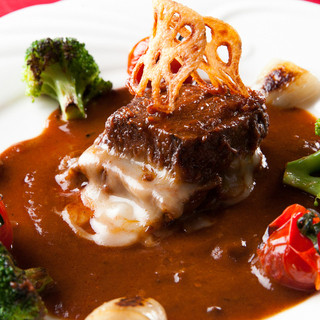 A course that includes the popular ``Beef Cheek Stewed in Red Wine'' and other dishes. Even on a special day