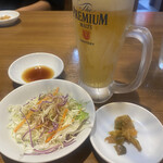 Minamisuna Gyouzabou - 定食セットのサラダとザーサイ。と、ビール。