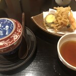 すし魚菜 かつまさ - 天ぷらは野菜がメイン。手前にあるエノキダケを海苔で結んだ天ぷらは見た目も楽しい。