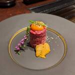 黒毛和牛焼肉 虎斑 北新地店 - ♪和牛赤身と雲丹のユッケ♪→→→ タレをかけて、混ぜ混ぜして食べるんやけど、めっちゃ×2 美味しかったですよ！