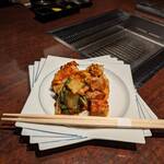 黒毛和牛焼肉 虎斑 北新地店 - キムチ盛り合わせ！ ( マイルドな辛さで美味！)