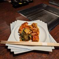 黒毛和牛焼肉 虎斑 北新地店 - キムチ盛り合わせ！ ( マイルドな辛さで美味！)