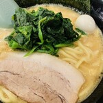 吟家 - 料理写真:醤油ラーメン　ほうれん草トッピング