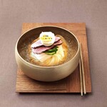 수제 국수 & 수제 수프의 쇠고기 수프 냉면 로스트 비프 태워. (하프 680엔)