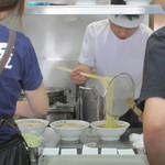 青竹手打ラーメン 日向屋 - ｶｳﾝﾀｰ席では、素晴らしい『湯切り』を観る事が・・・。