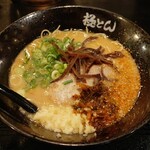 極とんラーメン - 極とんラーメン (税込)730円 に、高菜、ごま、すりおろしにんにくを投入！<拡大> (2023.10.11)