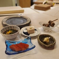 鮨 龍馬 - 〈小鉢〉
                      岩もずく～青森県産
                      自家製明太子
                      濃厚胡麻豆腐
                      クリームチーズ西京味噌漬け
                      磯ツブ旨煮
                      
