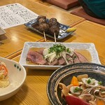 炭火もつ焼 ひと声 - つやつや料理たち…（奥から）あみレバー、レバてき、煮込み