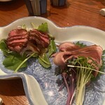 Momo Nja - 鹿肉の燻製とローストシシ肉