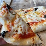 A PIZZA - トマトとバジルの風味豊かな本格ピッツァ