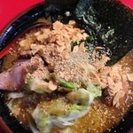 家系総本山 ラーメン 吉村家 - ラーメン中盛、たまご、キャベツ。ニンニク、ゴマをたっぷり