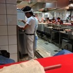 家系総本山 ラーメン 吉村家 - カウンター内の厨房