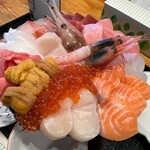 Minato Shokudou - サクから切り出し盛られた魚貝類