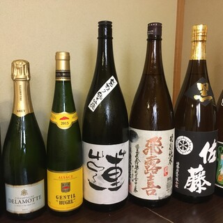 以全国各地的日本酒为主，严选的葡萄酒和烧酒也一应俱全