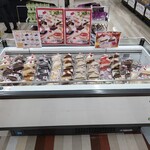 スイーツパラダイス工場直売所 - ダイエー池田駅前店食料品売り場ケーキバイキングコーナー陳列(写真1)