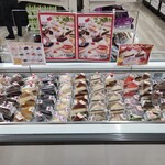 スイーツパラダイス工場直売所 - ダイエー池田駅前店食料品売り場ケーキバイキングコーナー陳列(写真2)