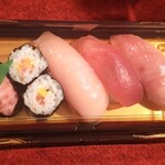 両国国技館 - 2Fの売店で買った握り寿司 (確か1.000円 or 1.100円？)  午前中から売り場がメチャ混みだけどかなり旨～い。