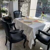 レストラン アルティザン（restaurant Artisan） - 内観　日が入る爽やかな店内
