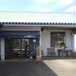 石井製パン - 店入口（すぐ左側がとことこさん）