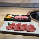 焼肉あがり - 上：日替わり（カルビ）下：味わいロース