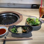 焼肉あがり - サラダ・キムチ三種・ウーロン茶