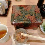 うなぎ 和友 - 配膳（蓋とる前）