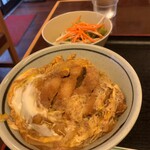 Sobadokoro Hinode - カツ丼は、中央部には玉子がなくカツが露出してザビエル状態。カツ幅約1.5サンチに切られ非常にスマートで且つ薄い肉。記憶の中のカツ丼は100倍美味そう。