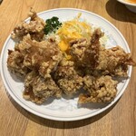 想夫恋 - 鳥の唐揚げ！味付けは薄味ですがもも肉がジューシー。ザクザク食感の硬質な衣がビールに合います。