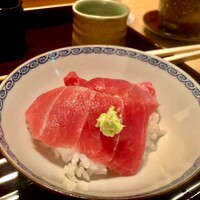 多仁本 - 定番の旨そうな鮪ご飯　こちらの鮪は好みですね♫